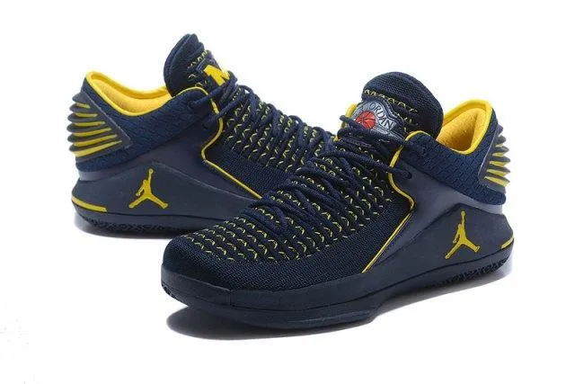 A J XXXII Low 32 University of Michigan Men's Basketball Sneakers