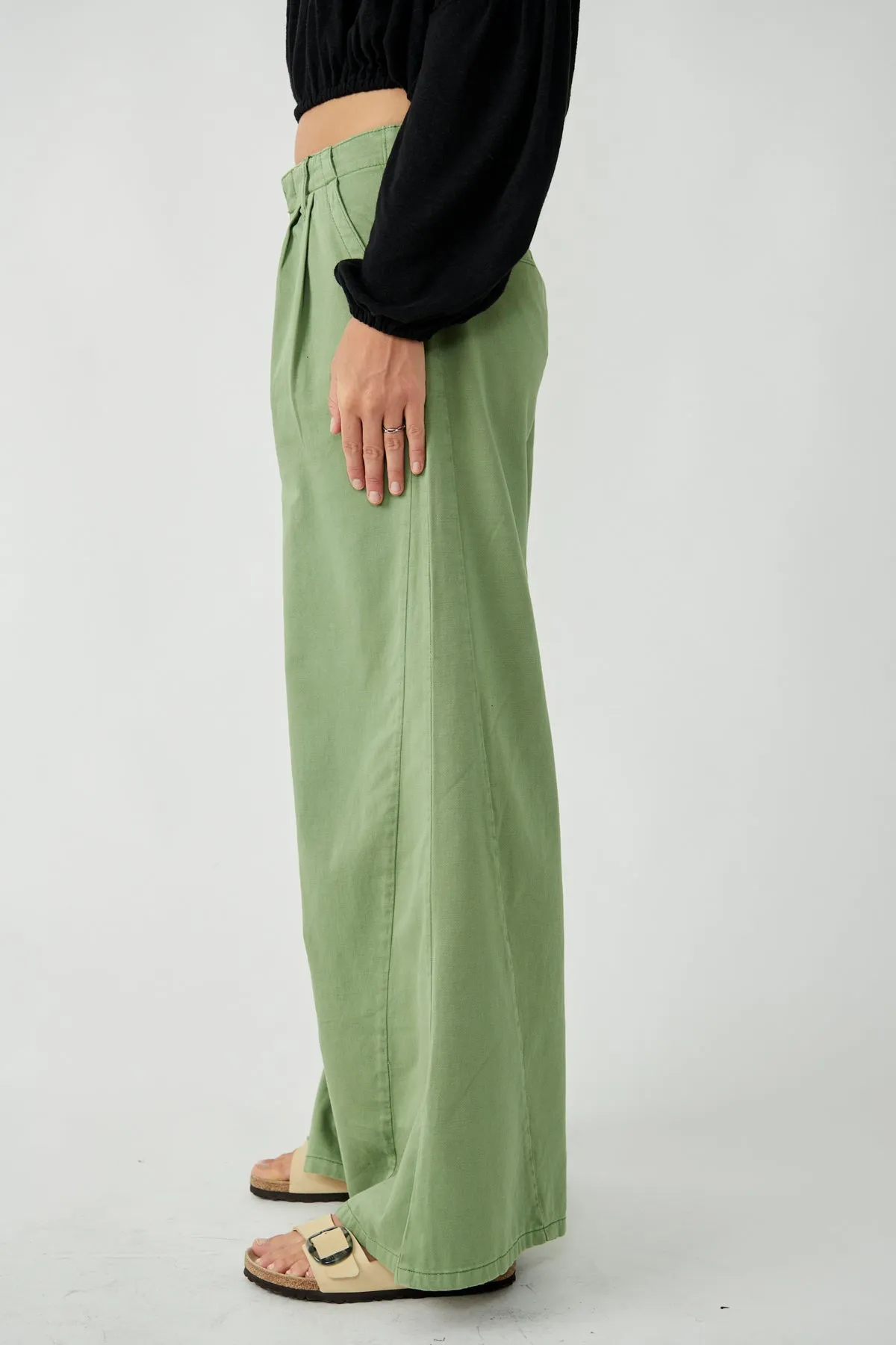 Free People Light As Spring Trouser in Verde