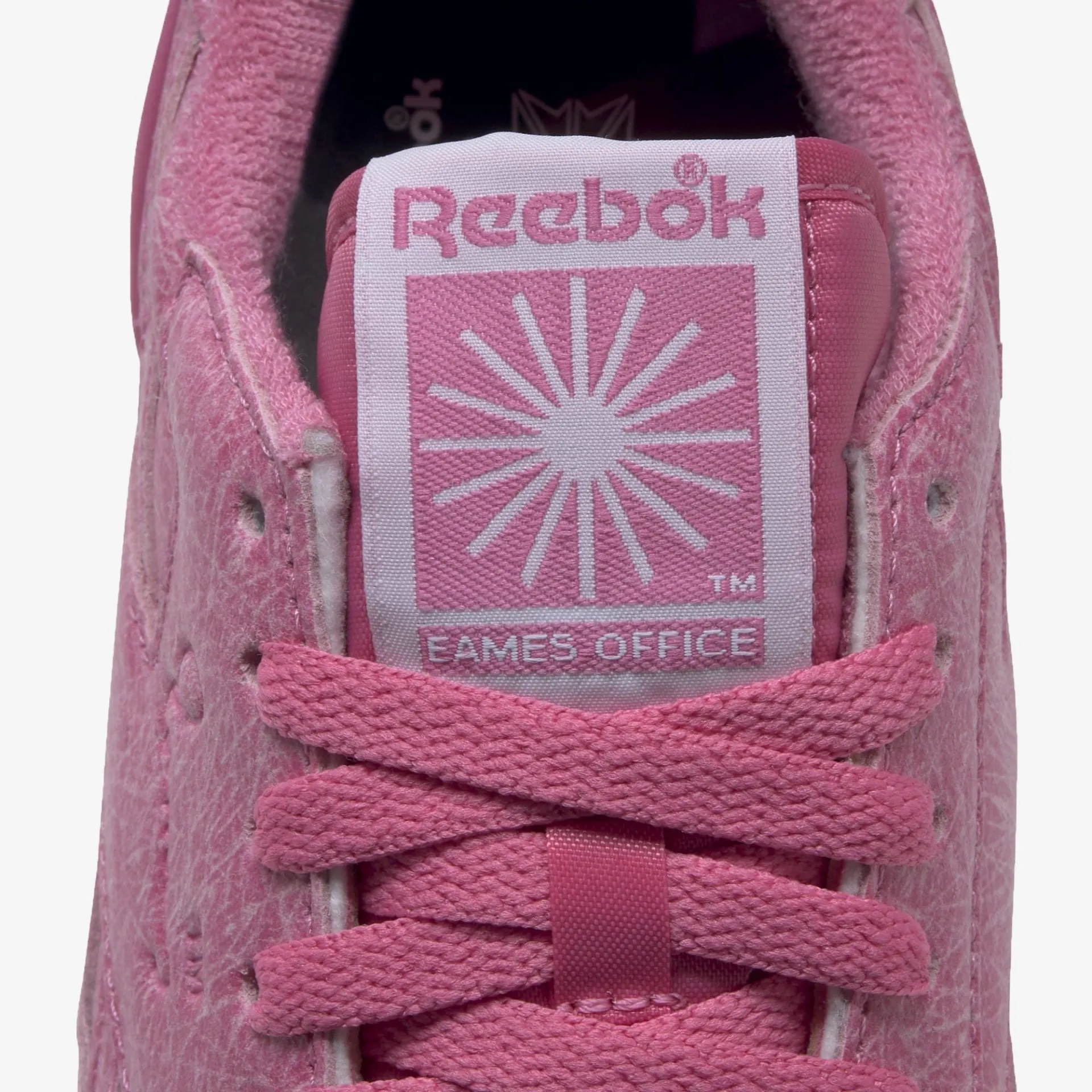 Reebok | EAMES CLASSIC LEATHER  { ASTRO PINK